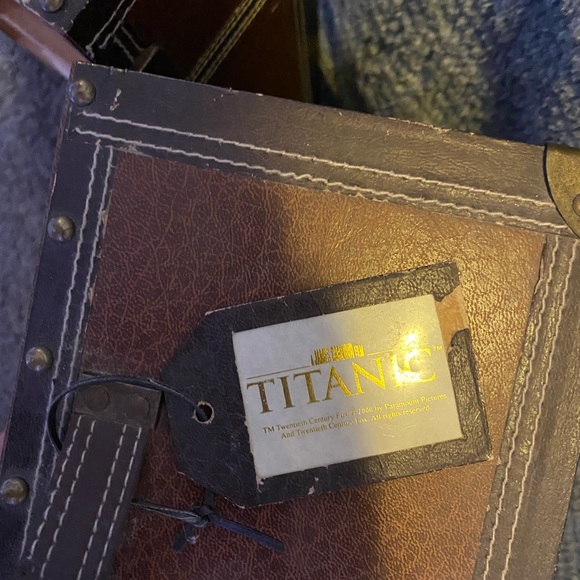 Franklin Mint Titanic Rose collection with trunk and full wardrobe - Picture 3 of 17